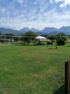 ein Fußballfeld mit Bergen im Hintergrund in der Unterkunft APARTMA RANČ LUŽE in Kranj