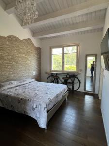a bedroom with a large bed and a table at Villa Tilly in Trarivi