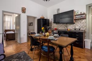une cuisine avec une table en bois et une salle à manger dans l'établissement 4 Bedroom Apartment, à Rijeka
