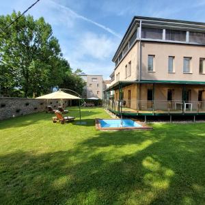 un patio con piscina y sombrilla y un edificio en Hotel Brass, en Sarajevo