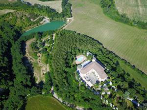 una vista aérea de un parque y un río en Castello di Baccaresca, en Branca