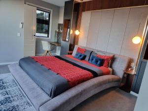- une chambre avec un grand lit et un canapé dans l'établissement RESIDENTIAL 4 BEDROOM House, à Coffs Harbour