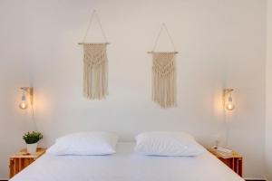 Postel nebo postele na pokoji v ubytování Cactus Guesthouse, Κίνι Συρος
