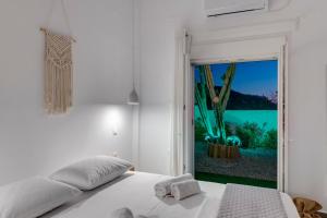 A bed or beds in a room at Cactus Guesthouse, Κίνι Συρος