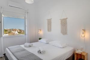 Postel nebo postele na pokoji v ubytování Cactus Guesthouse, Κίνι Συρος