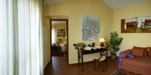 sala de estar con sofá y mesa en Hotel De Prati en Ferrara