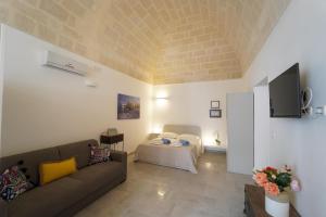 TV a/nebo společenská místnost v ubytování Ailanthus Holiday Suites