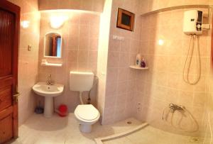 Kylpyhuone majoituspaikassa Keramos Pansiyon