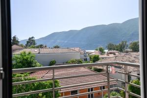 una ventana con vistas a la ciudad en Dinos Apartments, en Vasiliki