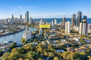 una vista aérea de la ciudad de brisbane en El Olivia on Genoa, en Gold Coast