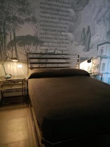1 dormitorio con 1 cama y una pared con un mural en BB LETTERARIO, en Rávena