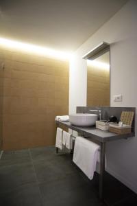 a bathroom with a sink and a mirror at BB LETTERARIO in Ravenna