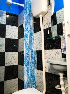 La salle de bains est pourvue de toilettes et d'un lavabo. dans l'établissement Apartamento inteiro em Morro de São Paulo- Flats Maré mansa, à Morro de São Paulo