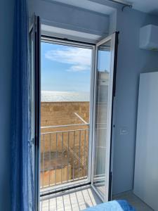 a room with a window with a view of the ocean at La spiaggia b&b in Castellammare di Stabia