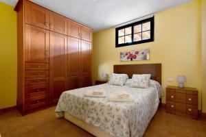 a bedroom with a bed with two towels on it at Apartamento las Viñas 1 in Icod de los Vinos
