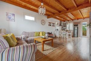 a living room with two couches and a table at Apartamento las Viñas 2 in Icod de los Vinos