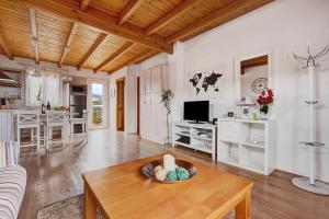 a living room with a table and a kitchen at Apartamento las Viñas 2 in Icod de los Vinos