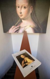 une photo d'une femme à côté d'un tableau dans l'établissement BB LETTERARIO, à Ravenne