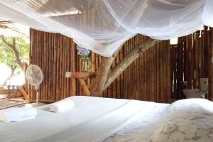 Un dormitorio con una cama con un árbol. en Fincasa del Mar-La Casa del Arbol, en Prado