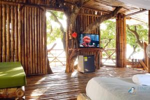 TV a/nebo společenská místnost v ubytování Fincasa del Mar-La Casa del Arbol