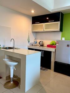 een keuken met een wastafel en een koelkast bij Private Studio Viana Court Service Apartment 2 with private parking in Kota Bharu