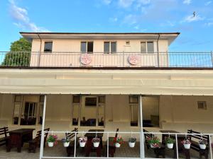 Balkón nebo terasa v ubytování Hostel Bistrița