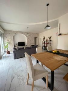 - un salon avec une table et un canapé dans l'établissement Incantevole Appartamento - Sentiero al Mare, à San Benedetto del Tronto
