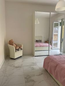 um quarto com um espelho e um urso de peluche numa cadeira em Incantevole Appartamento - Sentiero al Mare em San Benedetto del Tronto