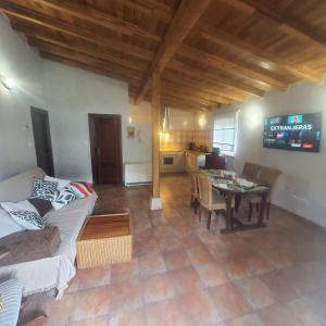 sala de estar con sofá y mesa en C02A01 Acogedora casa vacacional, en Los Corrales de Buelna