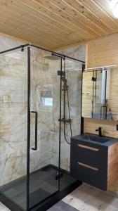 a bathroom with a shower and a sink at Domki Mili Lubie Gudowo Jezioro Lubie in Drawsko Pomorskie +23 photos