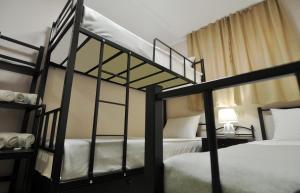 トビリシにあるLight Hotelの小さな部屋の二段ベッド2台 ベッド2台