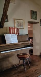un piano con taburete en una habitación en Entre Terre et Ciel. en Saignon