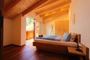 sypialnia z dużym łóżkiem i dużym oknem w obiekcie Mountain Penthouse Top 8 & 9 w mieście Fügen +37 zdjęć