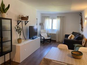 a living room with a couch and a tv at Apartament Orbis La molina in La Molina