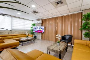 TV a/nebo společenská místnost v ubytování Aviv Holiday Flat