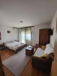 Postel nebo postele na pokoji v ubytování Apartmani Udovicic + 7 fotografií