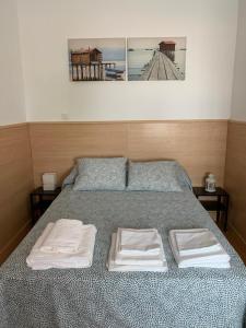 1 dormitorio con 1 cama con 2 toallas en La Casita de Mari, en Estepona
