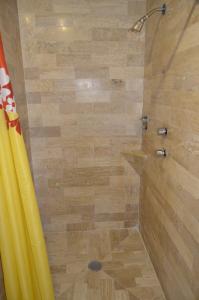 A bathroom at Hotel San Jeronimo Inn