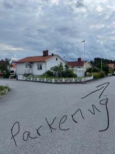 eine Schrift auf der Straße vor einem Haus in der Unterkunft Mysigt och centralt in Strömstad