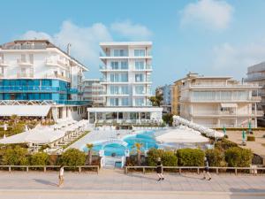 - une vue sur un complexe avec une piscine et des bâtiments dans l'établissement Hotel Galassia Suites & Spa, à Lido di Jesolo