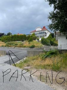 une rue avec la ligne du parc devant une maison dans l'établissement Lägenhet 35m2 Strömstad Centrum, à Strömstad