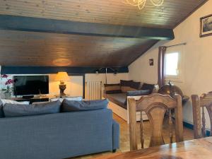 ein Wohnzimmer mit Sofa und Tisch in der Unterkunft Appartement Bigarena in Hendaye