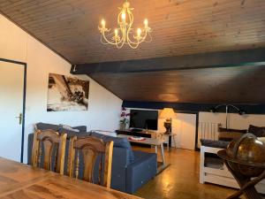 ein Wohnzimmer mit Esstisch und Kronleuchter in der Unterkunft Appartement Bigarena in Hendaye