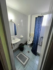 A bathroom at Queen of Orliaka