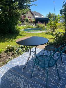 a table and two chairs on a patio at Gemütliches Chalet an bester Lage in Jona