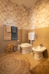 een badkamer met toilet en wastafel bij ZURI-sea wiev in Zambratija