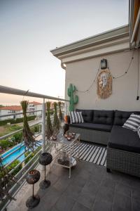 een woonkamer met een bank op een balkon bij ZURI-sea wiev in Zambratija