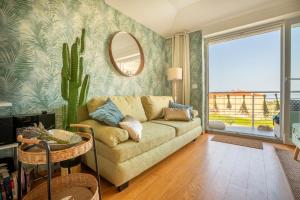 een woonkamer met een bank en een cactus bij ZURI-sea wiev in Zambratija