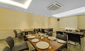 En restaurant eller et andet spisested på Upar Hotels Cinecity Kodambakkam RAGHAVENDRA MANDAPAM