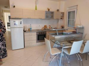Η κουζίνα ή μικρή κουζίνα στο Lucic apartment Rafailovici